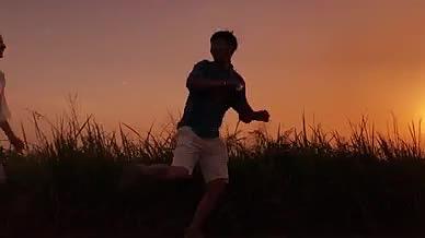 情侣在夕阳下奔跑视频的预览图